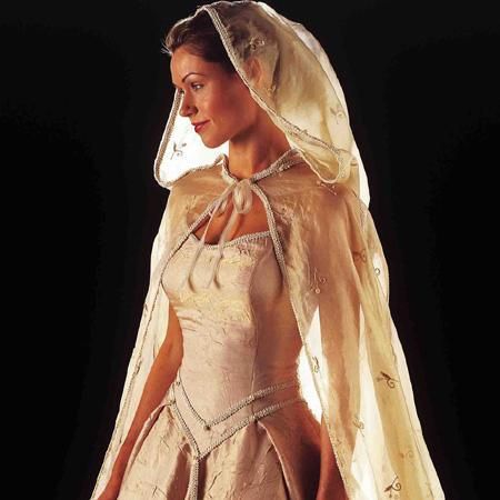 :) Book Girlfriend, Fairytale Outfits, Gold Wedding Dresses, Wedding Dress Fantasy, Nordic Wedding, Wedding Cloak, Ball Ideas, Viking Dress, Medieval Wedding