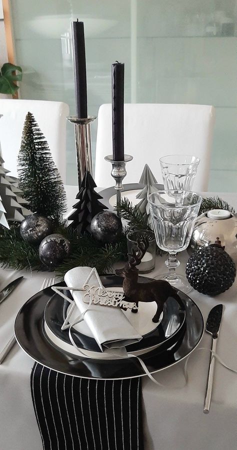 Christmas Tablescapes Black, Christmas Table Settings Black, Black And White Christmas Table Decor, Black Christmas Table Setting, Black And White Tablescapes, Black Christmas Decorations, Xmas Table Decorations, Christmas Decorations Centerpiece, Pretty Christmas Decorations