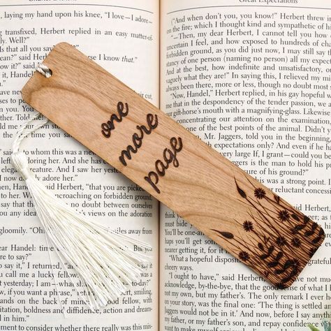 Wood Burnt Bookmarks, Wood Burned Bookmarks, Wood Burning Bookmarks, Wood Burned Gifts, Homemade Bookmarks, Pyrography Designs, Pyrography Ideas, Wood Burn Designs, Creative Bookmarks