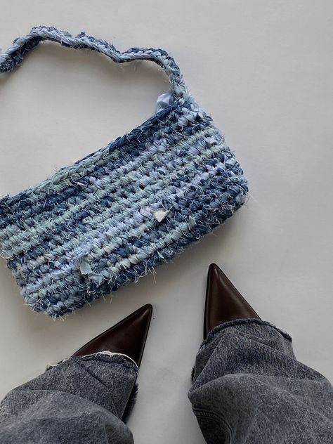 Diy Bags Jeans, Crochet Shoulder Bags, Crochet Stitches Guide, Upcycled Bag, Upcycle Sewing, Crochet Business, Diy Embroidery Patterns, Backpack Pattern, All Jeans