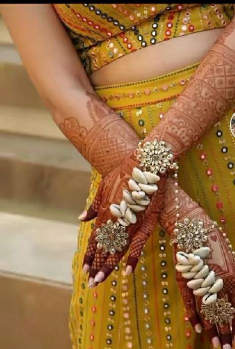 Keep Smile, Haldi Ceremony Outfit, Photography Decoration, Flower Jewelry Designs, Wedding Flower Jewelry, Haldi Outfits, Bridal Jewellery Inspiration, Haldi Outfit, Hand Flower