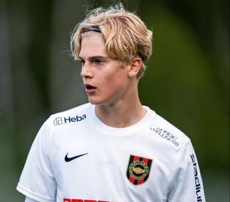 Blonde British Boy, Blonde College Guy, Cavan Sullivan, Blonde Hair Actors Male, Attractive Guys Blonde Hair, Soccer Crush, Jock Aesthetic Boy Blonde, Lucas Bergvall, Bbc Radio