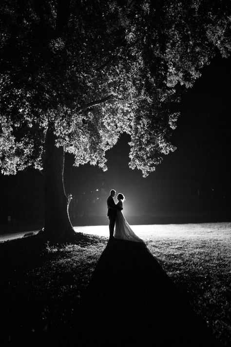 Bride and groom backlit night photo Evening Wedding Photos, Night Weddings Outdoor, Night Wedding Photoshoot, Wedding Night Photo Ideas, Evening Wedding Photography, Night Couples Photography, Night Photography Couple, Wedding Photo Ideas Night, Engagement Photos At Night