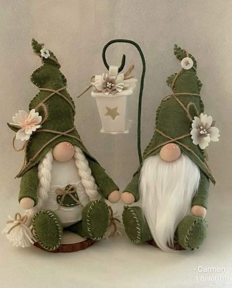 Nightmare Before Christmas Gnome, Gnome Projects, Winter Happiness, Wine Glass Wall, Glass Art Ideas, Gnome Crafts, Spring Gnomes, Care Basket, Holiday Gnomes