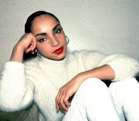 Sade, 1990. #winterwhite #nineties #styleicon #sade #flairstyle Seductive Songs, Sade Adu, Diamond Life, Smooth Operator, Girls Makeup, Style Icon, Star Fashion, Her Style, Fashion Photo