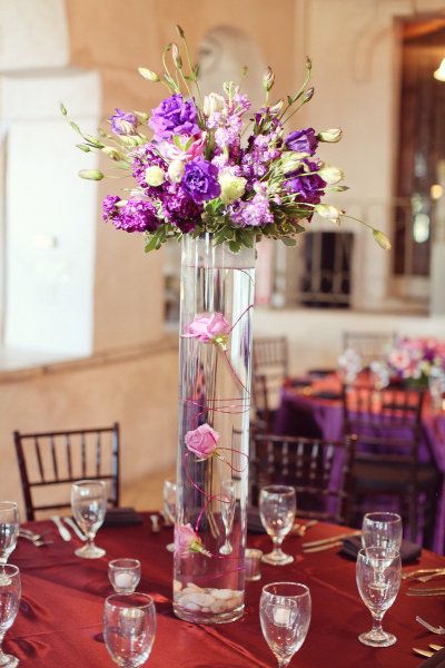 Beautiful centerpiece Candy Bar Buffet, Villa Antonia, Purple Centerpieces, Purple And Gold Wedding, Bar Buffet, Floristry Design, Wedding Villa, 15 Birthday, Candle Wedding Centerpieces