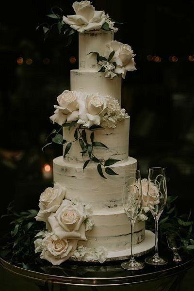 Outdoor Theme Wedding Cake, Earthy Wedding Cake Ideas, Twilight Inspired Wedding Cake, Wedding Cake Green Theme, Emerald Green Theme Wedding Cake, Wedding Cakes Forest Theme, Classic Wedding Theme Ideas, Wedding Cake With Emerald Green, Wedding Cakes Forest