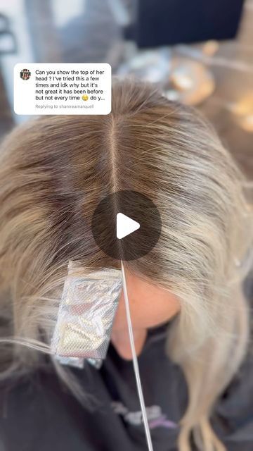 Nicole Story on Instagram: "Here is the unedited version.🎥   So I only do this when I’m foiling parallel to the part line. Foiling like this saves time and covers more area BUT the reason I like to zigzag  right at the part is bc it could become uneven if it’s not perfectly parted where they wear their hair all the time…even if it’s just slightly off.   I’ve done a whole head of foils JUST zigzag parting and it came out beautifully and I didn’t have to shadow root. This specific instance we chose to shadow root regardless bc it tends to make her face frame pop and extends the life of her foil!  I hope this helps!🫶🏼  Next time she comes in for an extension push up I will post her roots so you can see exactly what it looks like.  #blondehairspecialist #foilingtechnique #livedinblonde #tea Full Head Blonde Foils Root Stretch, Part Line Foils, How To Shadow Root, Highlights With Side Bangs, How To Do Face Framing Highlights, Highlights In The Front Of Hair Only, Diy Hair Foils, Foils Hair Blonde, Face Framing Foils