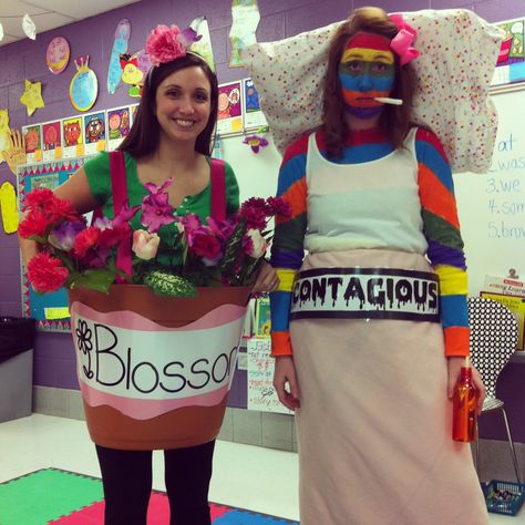 Vocabulary Parade! Great way for your kiddos to really remember those new words! Class book idea: give each child a different word and an outline drawing of a person, and have them dress them to represent the word. Try adjectives like curious, terrifying, intense, mysterious, etc. Drawing Of A Person, Vocabulary Parade, Book Characters Dress Up, Book Character Day, Parade Ideas, Character Dress Up, Teacher Halloween Costumes, Teacher Costumes, Book Character Costumes