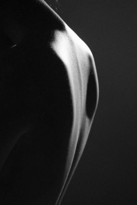 Body Photography, Body Form, Low Key, White Photography, Light And Shadow, Black And White Photography, Photo Inspiration, Photography Inspiration, The Back