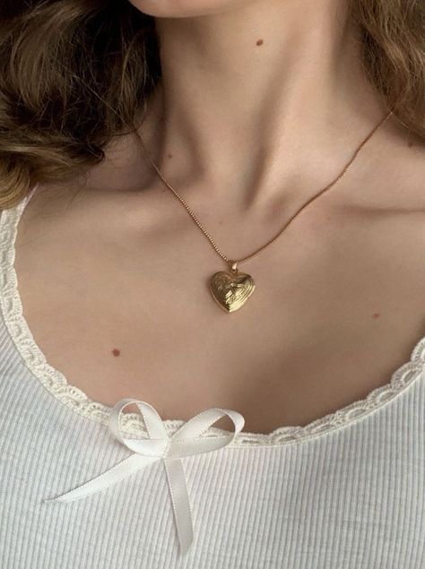 Shein Heart Necklace, Coquette Heart Necklace, Good Heart Locket, Gold Jewelry Coquette, Coquette Gold Jewellery, Downtown Jewelry Aesthetic, Aesthetic Heart Necklace, Heart Locket Outfit, Shein Jewelry Aesthetic