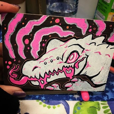 Cool Graffiti Art Drawings, Paint Pen Art Ideas, Paint Pens Art, Reptile Painting, Alligator Drawing, Graffiti Animals, Paint Pen Art, Animal Graffiti, Wood Samples