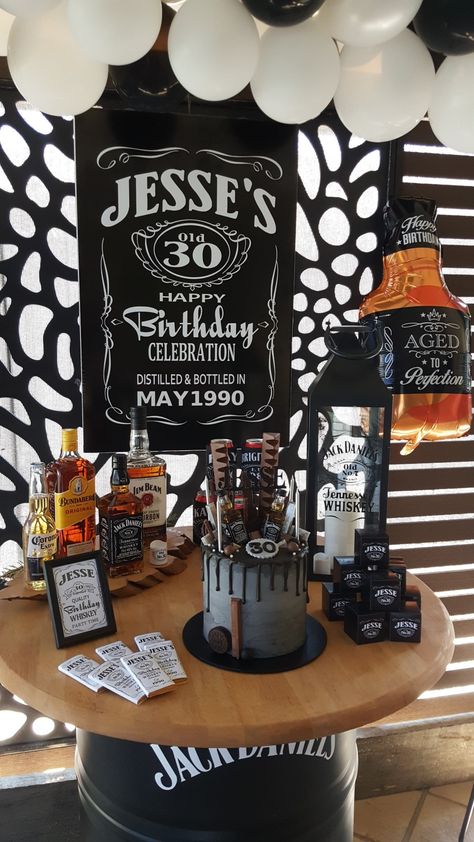 Jack Daniels 30th Birthday Party, Jack Daniels Birthday Party Decorations, Jack Daniels Party Theme Decoration, Jack Daniels Birthday Theme, Jack Daniels Party Theme, 30th Birthday Ideas For Men Theme, Birthday Party Themes For Men, Festa Jack Daniels, Jack Daniels Party