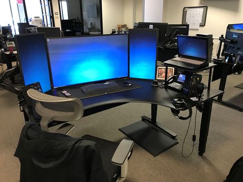 Triple Monitor Setup, Monitor Setup, Game Setup, Computer Setups, Diy Tech, Gaming Setups, Pc Setups, Video Game Rooms, Pc Desk