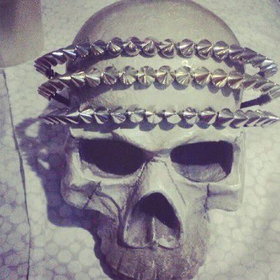 Check out this item in my Etsy shop https://www.etsy.com/listing/155026308/silver-spiked-headband-punk-gothic Kawaii Hair, Raven Queen, Kawaii Hairstyles, Dread Beads, Hair Jewellery, Jewellery Unique, Hair Adornments, Chic Shop, Hair Rings