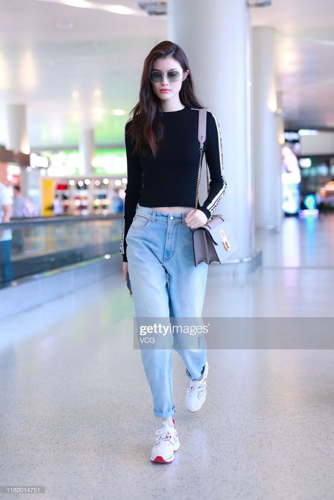 News Photo : Fashion model Sui He is seen at Shanghai Hongqiao... Japan Lookbook, Sui He, Fashion Airport, Japan Model, Shanghai China, Airport Fashion, October 19, Street Look, Girls Rock