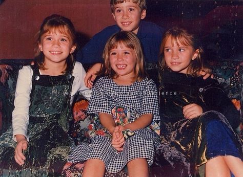 Mary-Kate and Ashley's family. Olsen Twins Full House, Olsen Scarlet Witch, Michelle Tanner, Olsen Sister, Lizzie Olsen, Mary Kate Ashley, Scarlet Witch Marvel, Olsen Twins, Scarlett Witch