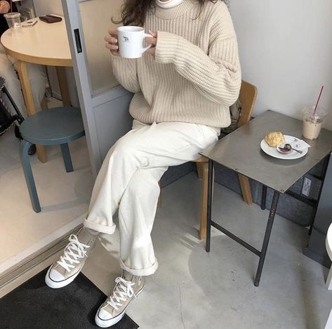 cream minimalist outfit Cream Pants Outfit Aesthetic, Cream Pants Outfit, Cream Outfit, Pants Outfit Aesthetic, Cream Pants, Outfit Korean, White Plains, Outfit Aesthetic, Minimalist Outfit