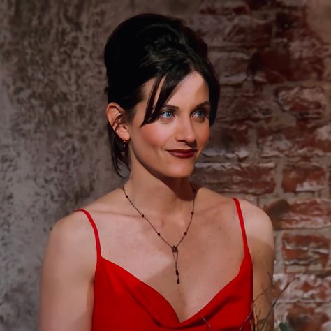 Monica Geller In Red, Friends Wardrobe, Monica Friends, 90s Necklace, Friends Best Moments, 90s Outfits, Millie Mackintosh, Courtney Cox, Coffee Prince