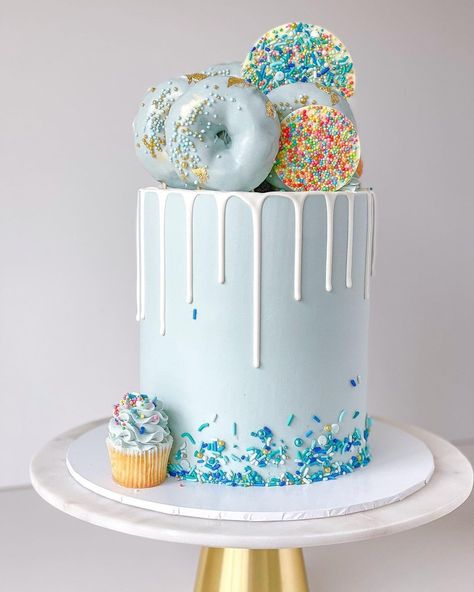 Blue Sprinkle Cake, 21st Birthday Cake Ideas, 21st Birthday Cake For Girls, Donut Cakes, Latest Birthday Cake, 21st Birthday Cupcakes, Donut Birthday Cake, Birthday Cake Inspiration, Cake Pop Tutorial