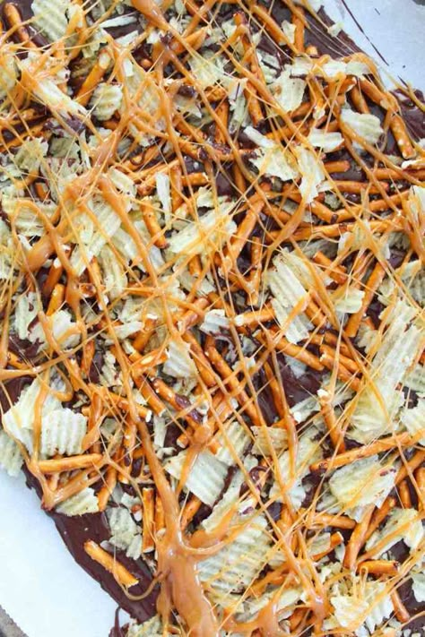 Homemade Bark, Potato Chip Bark, Flavored Pretzels, Bark Recipes Easy, Chocolate Potato Chips, Chocolate Covered Potato Chips, Pretzel Chocolate, Easy Holiday Dessert, Vegetarian Christmas Recipes