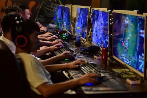 What Students Are Saying About Video Game Limits, Parental Involvement in Dating and Road Trips - The New York Times Playing Online Games, Parent Involvement, School Week, Play Game Online, Video Gamer, Online Gaming, Technology Trends, Online Gambling, China Sets