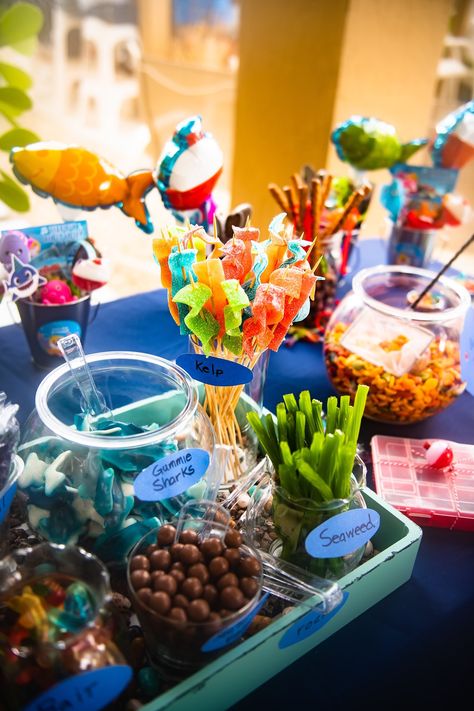 Baby Shark Birthday Party Girl Food, Baby Shark Food Ideas For Party, Baby Shark 1st Birthday Boy, Baby Shark Themed Food, Baby Shark Snack Ideas, Baby Shark Treats, Baby Shark Food Ideas, Shark Candy Table Ideas, Baby Shark Party Food