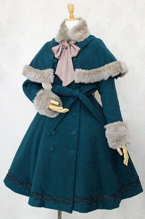 1800 Winter Outfits, Victorian Outfits Female, Victorian Maiden Dress, Victorian Winter Coat, Victorian Winter Dress, Victorian Inspired Outfits Modern, Victorian Outfit Aesthetic, Fantasy Victorian Fashion, Victorian Modern Fashion