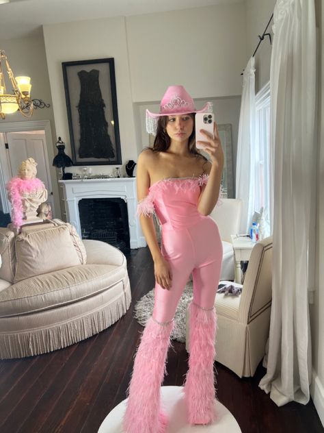 Pink Cowgirl Outfits Party, Cowgirl Pink Outfit, Pink Cowgirl Hat Outfit, Pink Cowgirl Aesthetic Outfit, Pink Cowboy Hat Outfit, Pink Cowboy Costume, Cowgirl Outfits Pink, Pink Cowboy Outfit, Pink Western Outfit