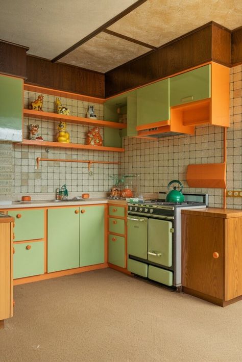 12 Kitschy Kitchen Ideas for a Playful and Nostalgic Look - My Decor Inspo Modern Barndominium Exterior, 50s Kitchen Vintage, Modern Farmhouse Bathrooms, Classic American Diner, Kitchen Appliance Set, 50s Kitchen, Ceramic Tile Colors, 1970s Kitchen, Vintage Style Wallpaper