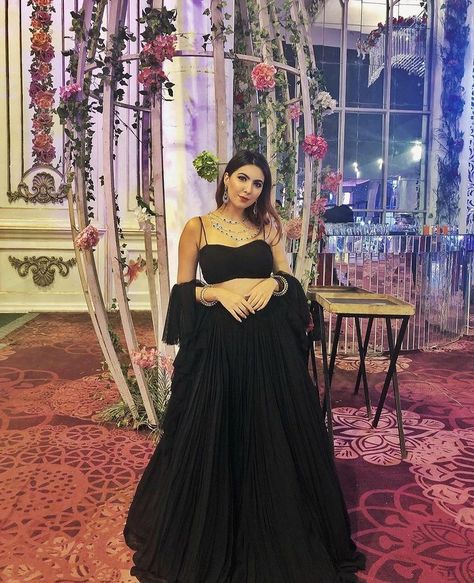 Niki Mehra, Lehenga Inspiration, Wedding Outfit Ideas, Pakistani Lehenga, Indian Bridesmaid Dresses, Simple Lehenga, Trendy Outfits Indian, Black Lehenga, Outfits Indian