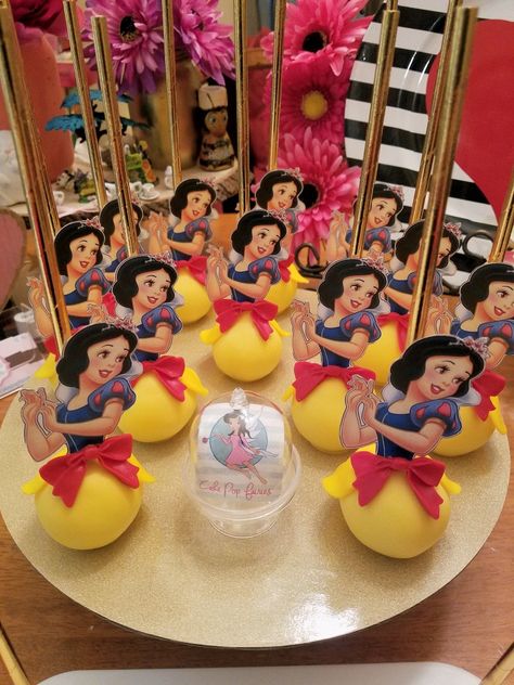 Snow White Rice Krispies Treats, Snow White Sweet Table, Snow White Dessert Table Ideas, Snow White Candy Apples, Snow White Desserts, Snow White Treats, Snow White Cake Pops, Snow White Dessert Table, Snow White Balloon Garland