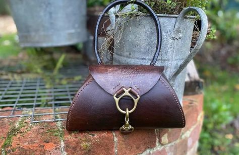 Horse Saddle Upcycle, What To Do With Old Saddles, Old Saddle Repurpose, Repurposed Saddle, Handbag Ideas, Old Boots, Horse Rugs, How To Make Purses, Horse Crafts