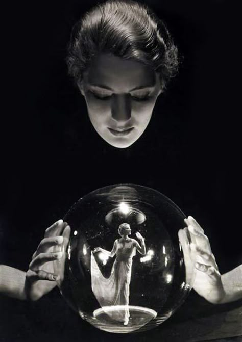 Matthieu Bourel, Lee Miller, Man Ray, 영감을 주는 캐릭터, Dieselpunk, The Glass, Vintage Photography, Crystal Ball, White Photography