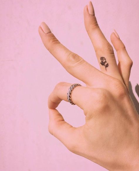 Healed rose on the right ring finger. Rose Tattoo On Finger, Tattoo Simplistic, Tiny Rose Tattoo, Simplistic Tattoo, Side Finger Tattoos, Inside Finger Tattoos, Tattoo On Finger, Finger Rose Tattoo, Finger Tattoo For Women