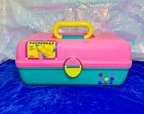 Vintage 90s Pink & Green Caboodles Makeup Case. RARE by Piddlinpixie on Etsy Caboodles Organization Ideas, Caboodle Aesthetic, Makeup Caboodle Organization, Barbie Storage Makeup Case, Makeup Caboodle, Caboodles Makeup Cases, Vintage Train Case, Green Cases, Green Bottom