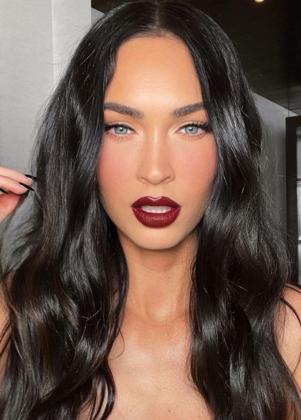 2022 Fall Makeup Trends, Makeup Trends 2022 Fall, Makeup With Burgundy Dress, Mafia Makeup Look, Burgundy Lips Makeup, Fall Makeup 2022, Makeup 2023 Trends, Current Makeup Trends, Makeup Trends 2022