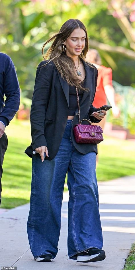 Jessica Alba gives hint of midriff in crop top and blazer for meeting Wide Leg Jean Outfits, Jennifer Garner Style, Jessica Alba Outfit, Primavera Outfit, Baggy Blue Jeans, The Beverly Hills Hotel, Jessica Alba Style, Fall Fashion Trends Women, Beverly Hills Hotel