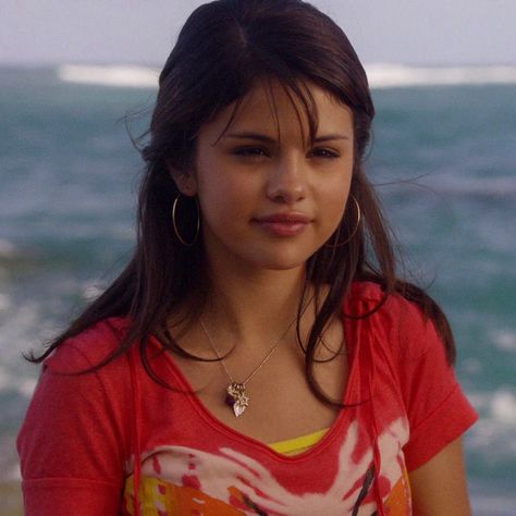 Selena Gomez High Ponytail, Selena Gomez Braided Hair, Selena Gomez Bangs, Selena Gomez Hair 2000s, Whispy Front Bangs Selena Gomez, Selena Gomez Movies, Selena Gomez 2014, Round Face Celebrities, Selena Gomez Jawline