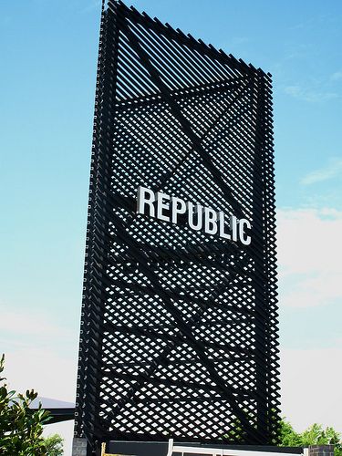 Pylon Design Ideas, Monument Signage Design, Signage Design Outdoor Entrance, Pylon Signage Design, Outdoor Signage Design, Signage Design Outdoor, Exterior Signage Design, Signage Outdoor, Monument Signage