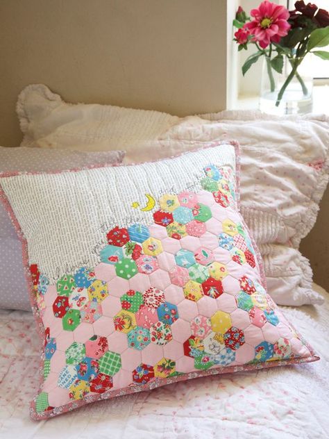 Learn how to create a sweet patchwork-look pillow using cheater-print fabric with the Easy hexie pillow tutorial. #cheater #fabric #pillow #free #tutorial Hexagon Pillow, Minki Kim, Hexie Patterns, Colchas Quilting, Hexagon Patchwork, Hexie Quilt, English Paper Piecing Quilts, Pillow Projects, Pillow Tutorial