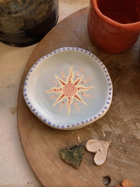 Sun And Moon Pottery Painting, Pottery Art Painting Inspiration, Small Plate Pottery Painting, Sun Pottery Painting, Pottery Designs Aesthetic, Glaze Designs Ceramics, Summer Pottery Ideas, Pottery Painting Green, Pottery Bowls Painting Ideas