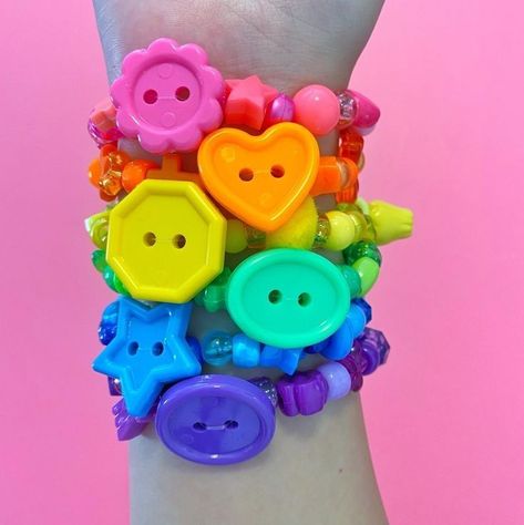 Kidcore Accessories, Kandi Inspo, Diy Kandi Bracelets, Diy Kandi, Kandi Kid, Kandi Ideas, Accessory Inspo, Kandi Cuff, Bracelet Sets