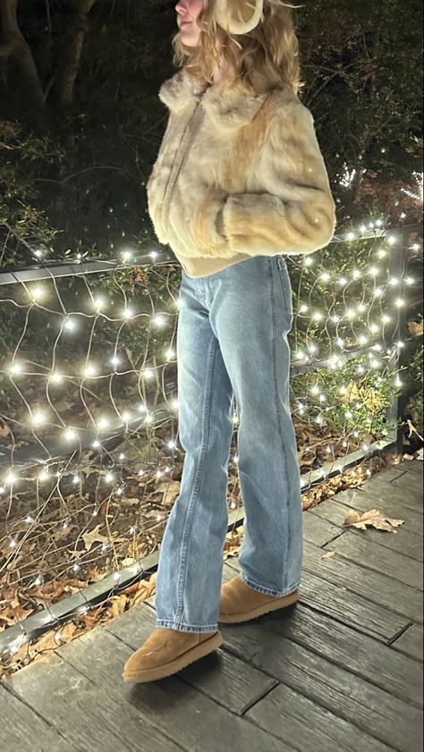 Fall Uggs Outfit, Fur Uggs Outfit, How To Style Ugg Boots Winter, Ugg Coquette Outfit, Outfits With Black Ugg Boots, Christmas Outfit Uggs, Fall Fits With Uggs, Small Ugg Boots Outfit, Mini Uggs Outfit Winter