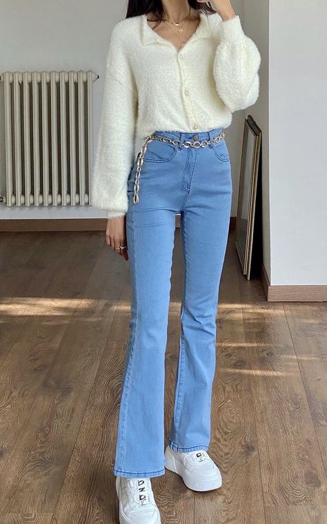 Bell Bottom Jeans Outfit Winter, Outfits With Bell Bottom Jeans, Jeans Outfit Korean, Bell Bottom Outfits, Dressing For Revenge, Bottom Outfits, Bell Bottom Jeans Outfit, Flare Jeans Outfit, Cotton Pants Women