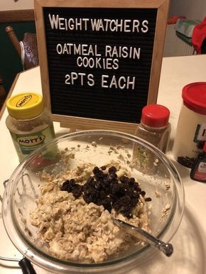 Real Men Can Whip up this Weight Watchers two points Oatmeal Raisin Cookie Recipe Ww Cookies, Oatmeal Raisin Cookie Recipe, Vegan Oatmeal Raisin Cookies, Weight Watcher Cookies, Ww Deserts, Raisin Cookie Recipe, Oatmeal Raisin Cookie, Weight Watchers Dessert, Raisin Cookie