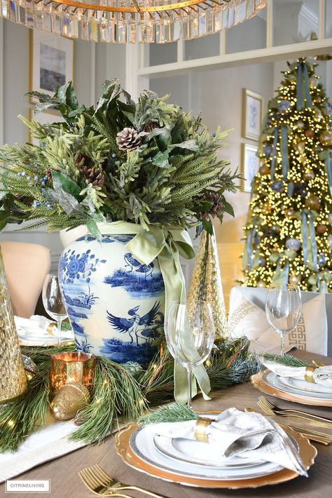 January Arrangements, Ginger Jars Christmas Decor, Blue And White Christmas Centerpieces, Traditional Christmas Centerpieces, Dining Room Table Christmas Decor Ideas, January Tablescapes, Xmas Tablescapes, Ginger Jar Christmas, Blue Christmas Table