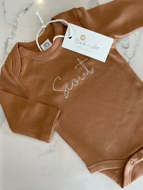 embroidery ideas Hand Embroidery Onesie, Name Embroidery On Clothes, Embroidered Baby Onesie, Hand Embroidered Baby Clothes, Baby Clothes Embroidery, Embroidery Onesies, Embroidery Baby Clothes, Baby Name Onesie, Personalized Onesies