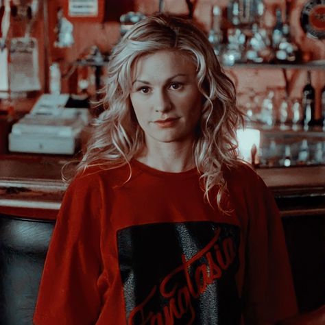 Sookie Stackhouse Aesthetic, Sookie True Blood, Charlaine Harris, Sookie Stackhouse, True Blood Series, Curly Hair Styles Easy, Season Of The Witch, True Blood, Red Shirt