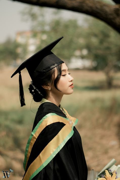 Graduation Hairstyles With Cap Low Bun, Graduation Self Portrait, Best Graduation Poses, Preconvo Photoshoot Ideas, Korean Graduation Photoshoot, Graduation Posing Ideas, Korean Graduation Pictures, Preconvo Photoshoot, Graduation Ideas Photoshoot